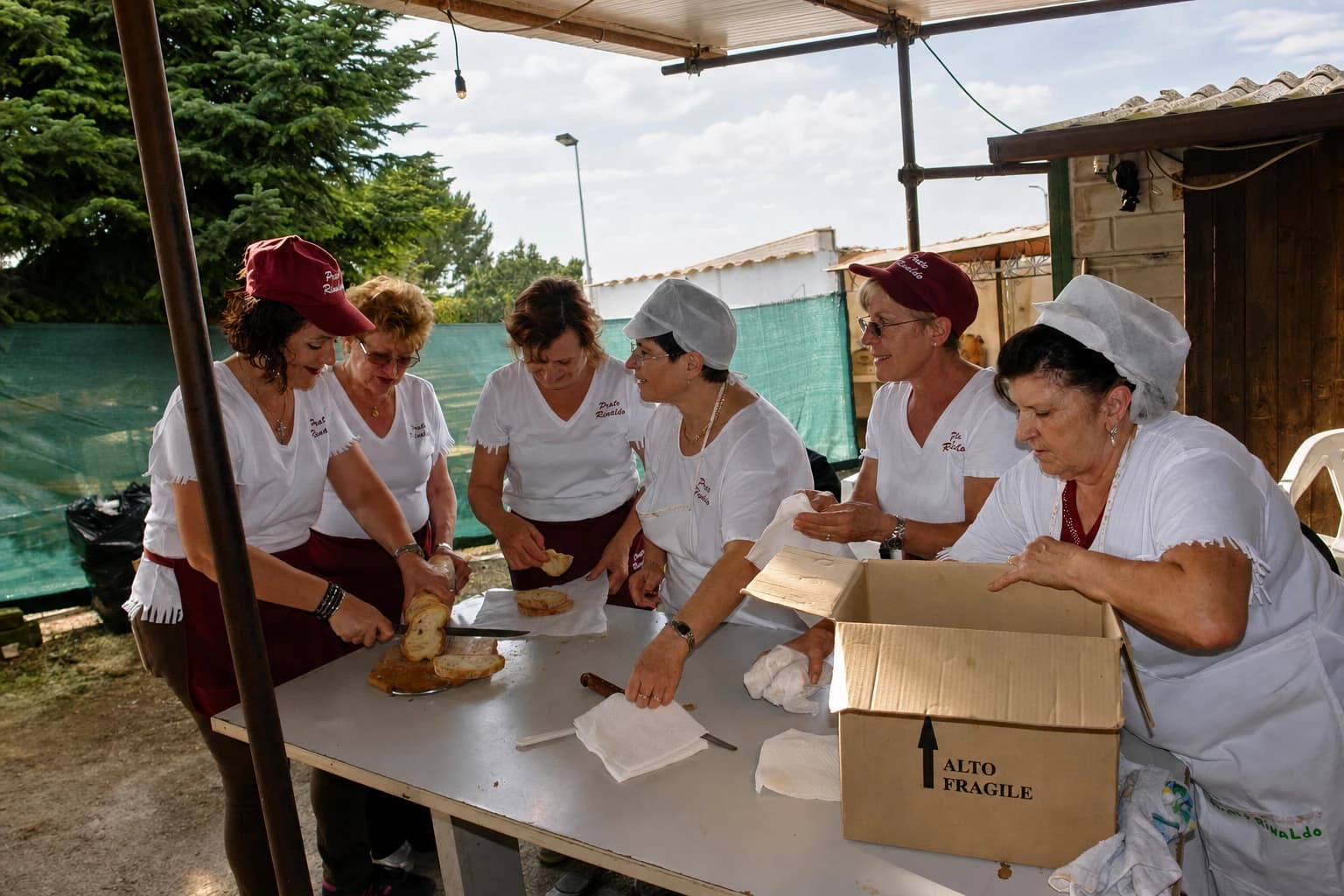 Le volontarie di Prato Rinaldo preparano il pane durante la festa del 2014.