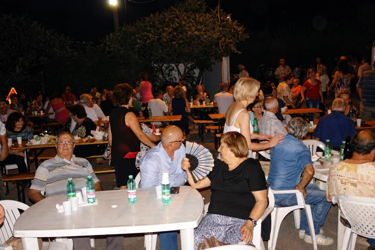 Le tavolate della Festa di Prato Rinaldo affollate durante una sera del 2015.