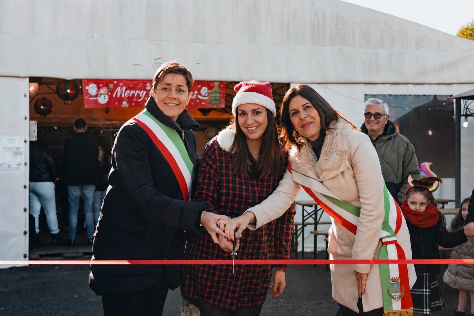 Il taglio del nastro della Fiera di Natale di Prato Rinaldo nel 2023.