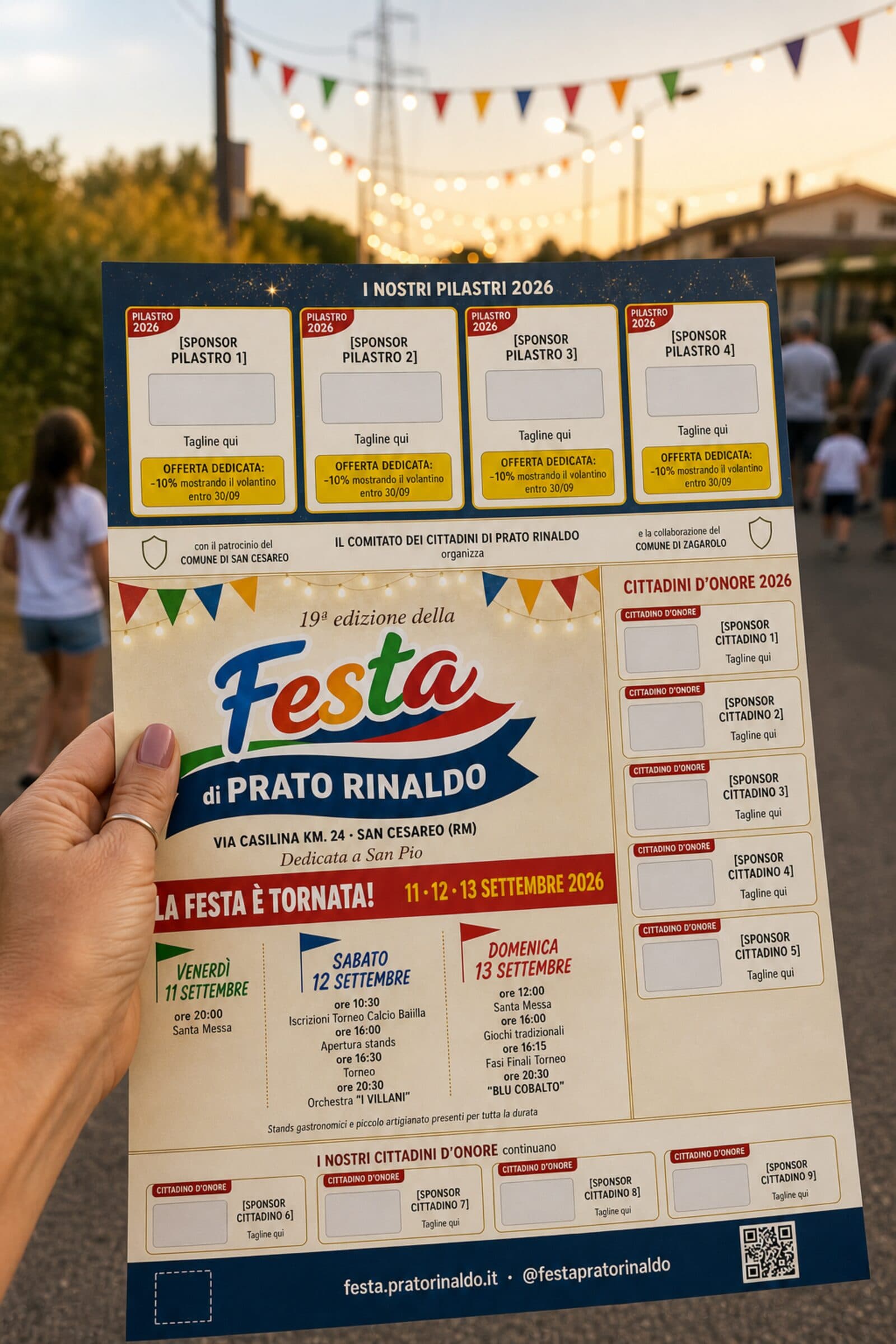 Mano che porge un volantino della festa