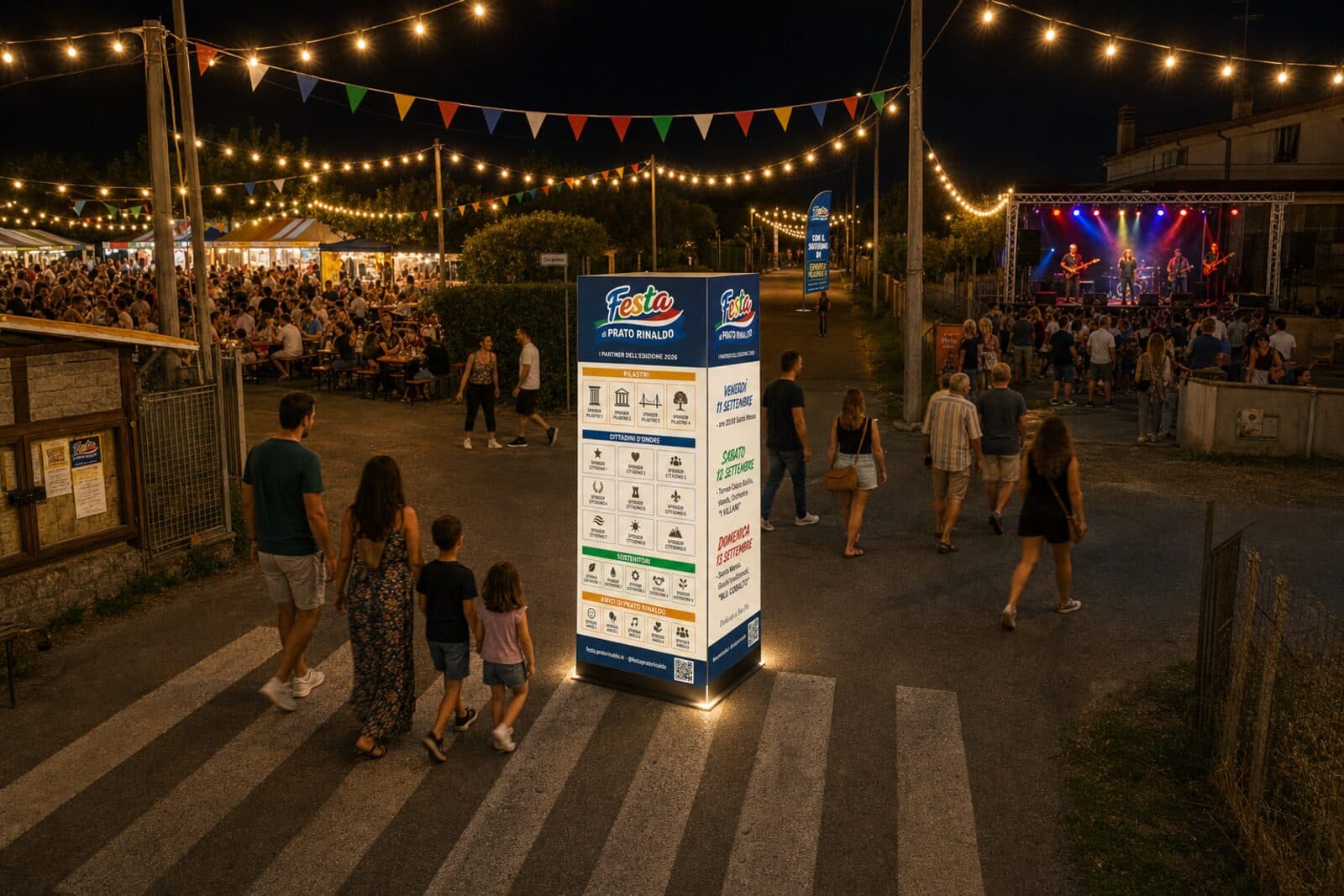 Vista panoramica della festa al tramonto: lampadine, tavoli e palco