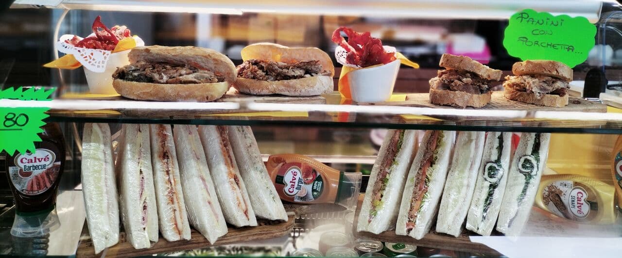 Panini e proposte salate esposte al banco del bar di Eni Station Pizzuti.