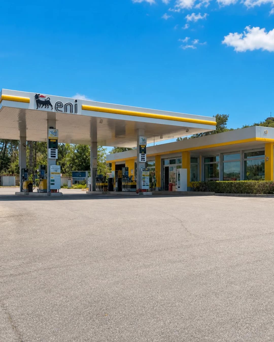 La stazione di servizio con pensilina e edificio giallo lungo la Via Casilina.