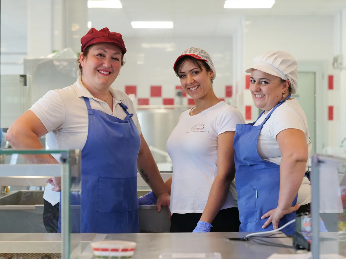 Janette e lo staff del Caseificio Artigianale Castelli dietro il banco.