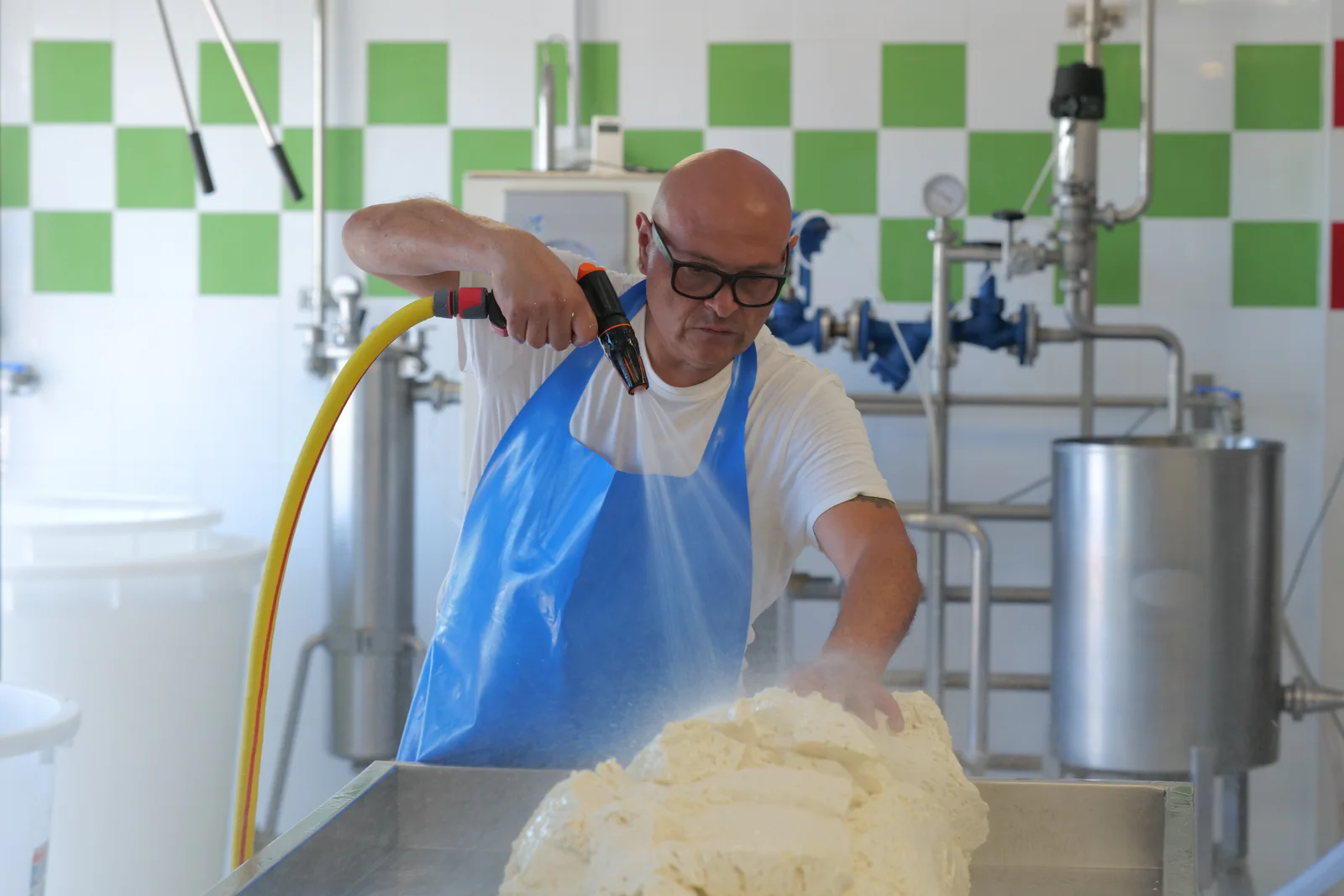 Una fase della lavorazione artigianale nel laboratorio del Caseificio Castelli.
