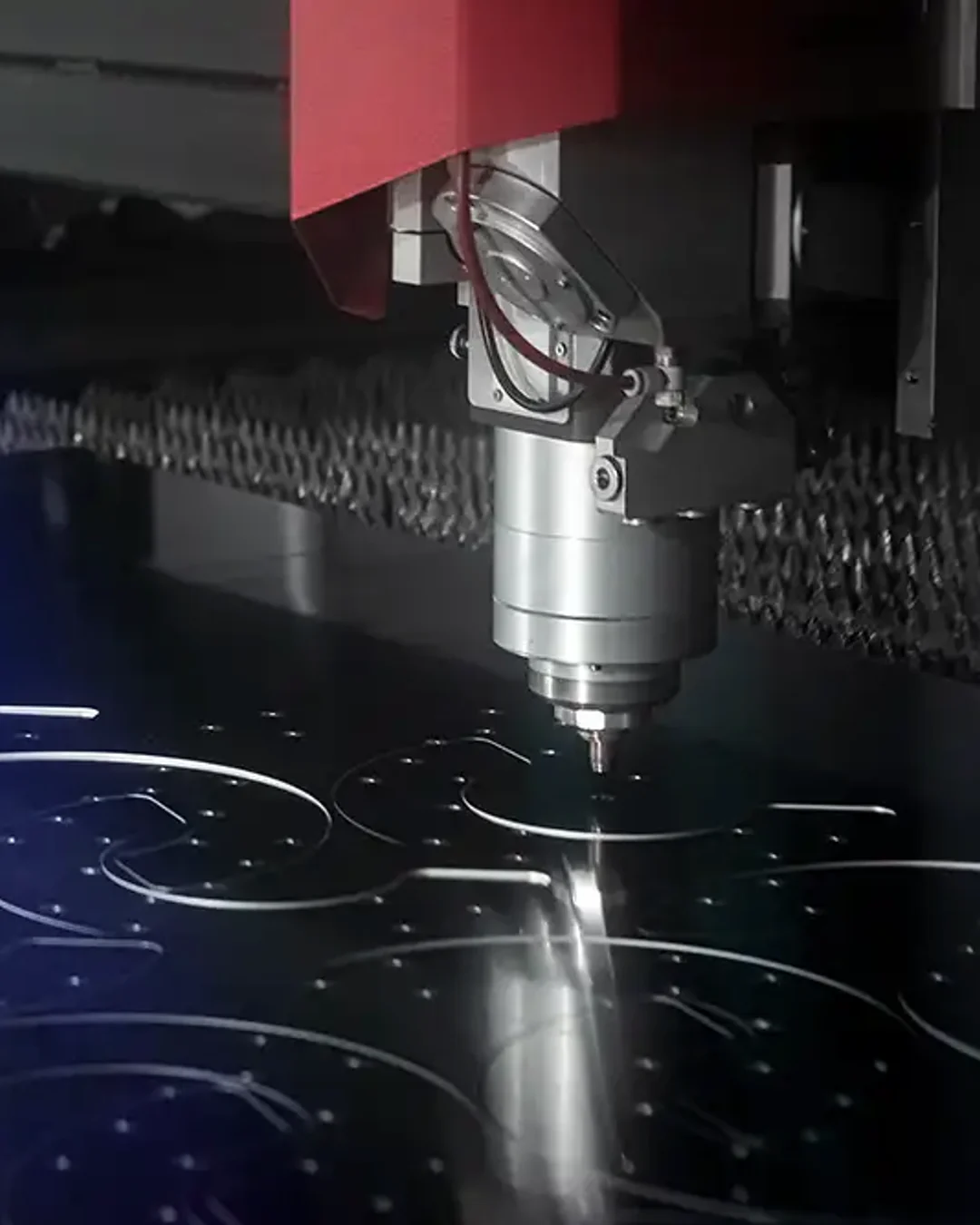 Una macchina per il taglio laser lavora una lastra metallica negli stabilimenti del Gruppo Bianchi Elio.